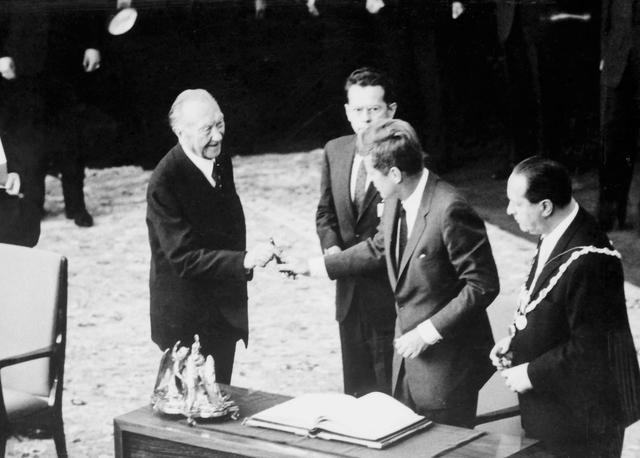 法国新总理人物深度解析，从背景到前景的全方位透视，法国新总理深度解析，背景与前景全方位透视