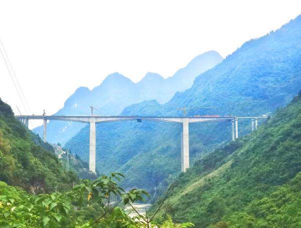 贵港高山大桥最新航拍，壮丽景观与科技创新的完美结合，贵港高山大桥壮丽景观与科技创新完美融合实拍视频标题，贵港高山大桥壮丽航拍——科技与美景的交融典范