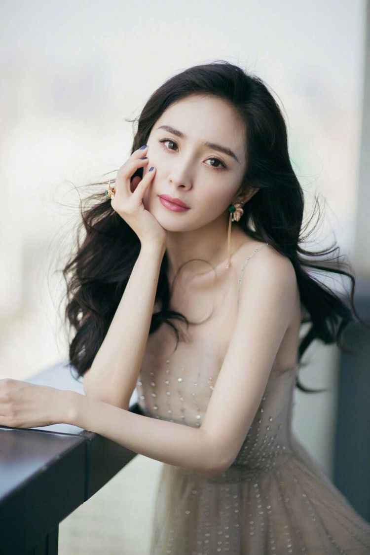 杨幂素颜最新，最新揭秘：杨幂素颜背后的美丽与自信