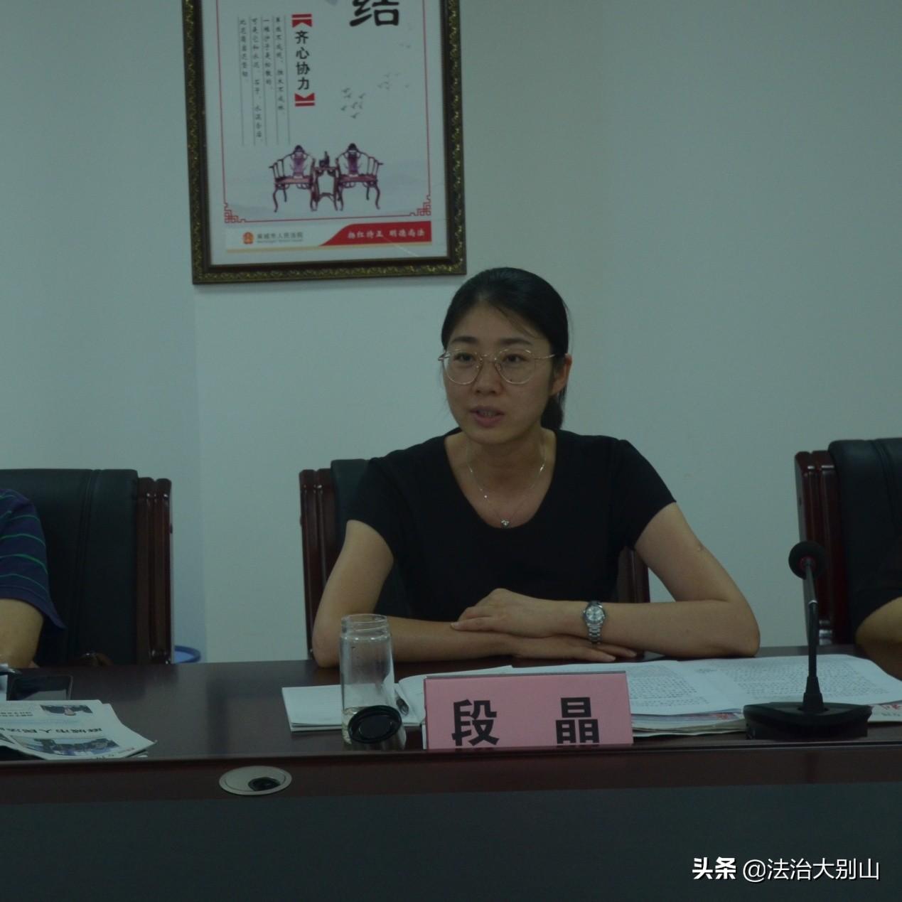 麻城市法院青年志愿者引导群众文明出行